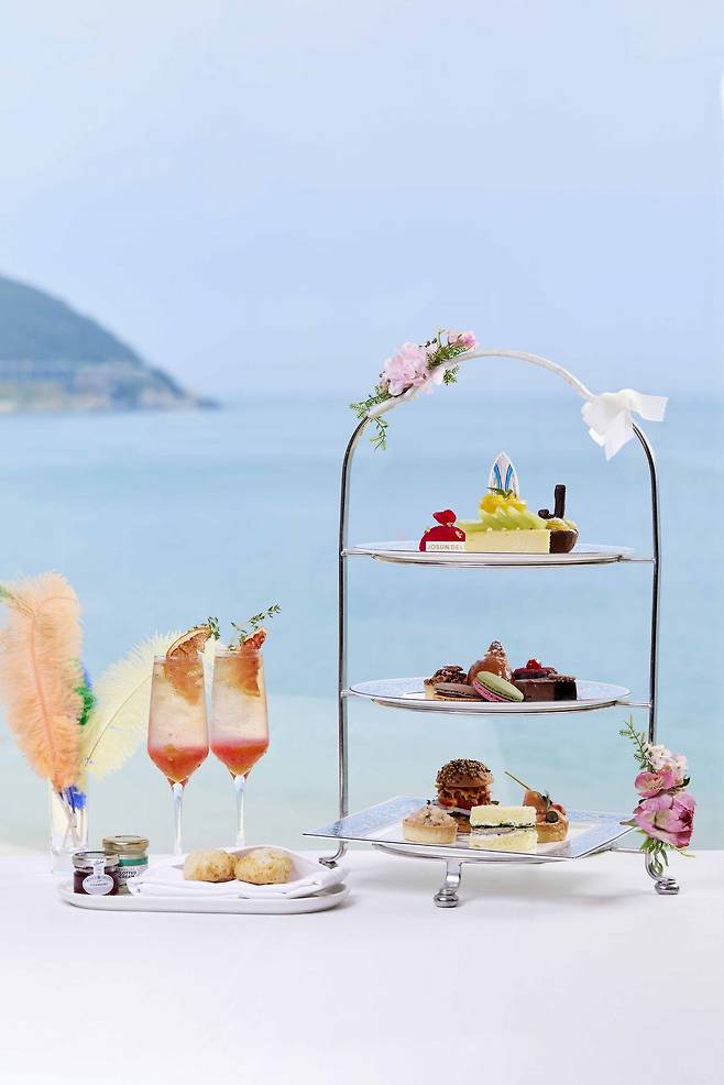 파노라마 라운지의 애프터눈티세트(웨스틴 조선 부산 제공)© 뉴스1