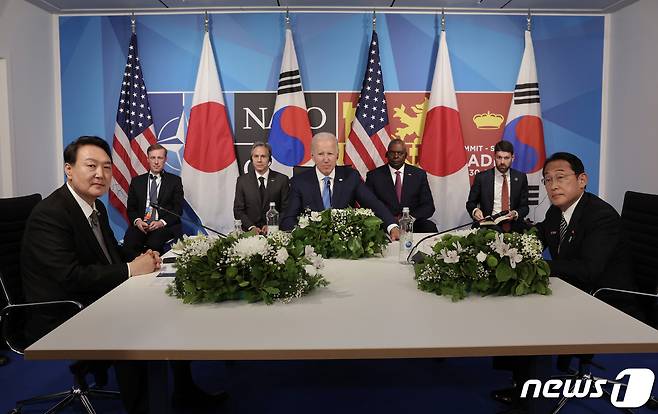 한미일 3국 정상회담. 테이불 왼쪽부터 윤석열 대통령, 조 바이든 미국 대통령, 기시다 후미오 일본 총리. (대통령실 사진기자단) 2022.6.30/뉴스1 © News1 오대일 기자