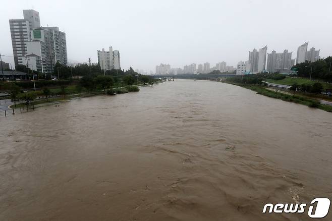 중부지방 집중호우로 동부간선도로가 전면 통제된 30일 오전 서울 동대문구 중랑교 인근 중랑천공원이 침수되고 있다. 2022.6.30/뉴스1 © News1 박세연 기자