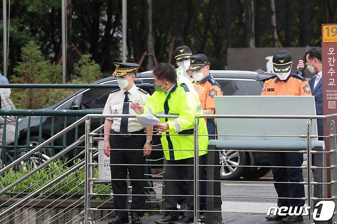 최태영 서울소방재난본부장이 29일 오후 집중호우로 인한 급류사고 대비를 위해 서울 종로구 청계천 오간수교를 찾아 수변지역을 확인하고 있다. (서울소방재난본부 제공) 2022.6.29/뉴스1