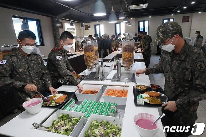 육군의 '더 좋은 병영식당' 시범운영 부대인 제32보병사단 장병들의 점심 배식. (국방일보 제공) © 뉴스1