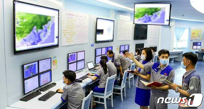 (평양 노동신문=뉴스1) = 북한 노동당 기관지 노동신문은 30일 "기상수문국 일꾼들과 예보원, 연구사들이 기상 예보의 신속성과 과학성, 정확성을 보장하기 위해 분투하고 있다"며 "그시그시 변동되는 예보 자료를 나라의 경제지도기관들과 해당 지역과 단위들에 신속히 통보해주어 큰물(홍수)에 의한 인명 피해, 경제적 피해를 막기 위한 사업을 힘있게 벌이고 있다"라고 전했다. [국내에서만 사용가능. 재배포 금지. DB 금지. For Use Only in the Republic of Korea. Redistribution Prohibited] rodongphoto@news1.kr