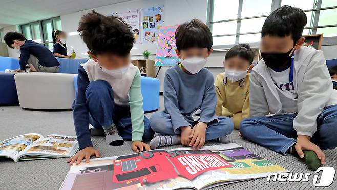 학교 정상등교를 사흘 앞둔 28일 서울 강동구 강빛초등학교에서 학생들이 책을 읽고 있다. 내달 1일부터 유치원과 초·중·고·특수학교 등 모든 학교가 정상등교를 실시하며 본격적인 일상 회복을 추진한다. 2022.4.28/뉴스1 © News1 장수영 기자