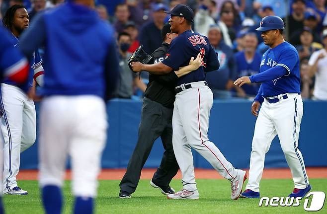 토론토와 보스턴이 경기 도중 벤치클리어링을 벌이고 있다.© AFP=뉴스1