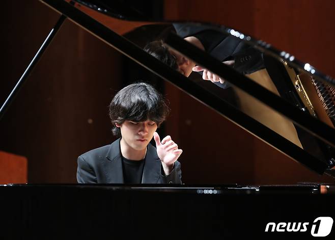 피아니스트 임윤찬이 30일 오후 서울 서초구 한국예술종합대학에서 열린 제16회 반 클라이번 콩쿠르 우승기념 기자간담회에서 피아노 연주를 하고 있다. 2022.6.30/뉴스1 © News1 송원영 기자