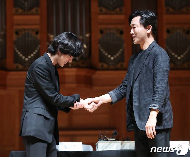 피아니스트 임윤찬과 손민수 한국예술종합대학 교수가 30일 오후 서울 서초구 한국예술종합대학에서 열린 제16회 반 클라이번 콩쿠르 우승기념 기자간담회에서 악수를 하고 있다. 2022.6.30/뉴스1 © News1 송원영 기자