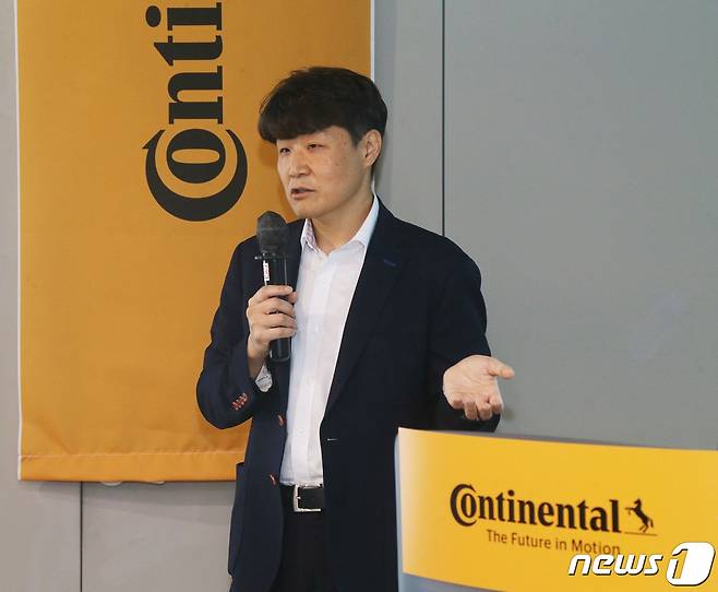 장원식 UX 사업본부 연구개발 총괄 이사가 30일 서울 역삼동에서 열린 '콘티넨탈 미디어 라운드 테이블'에서 콘티넨탈의 UX솔루션에 대해 설명을 하고 있다.© 뉴스1