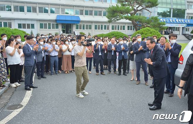 황숙주 전북 순창군수가 지난 10년8개월의 임기를 마무리 했다. 황 군수가 30일 퇴임식을 마치고 순창군청 앞에서 직원들의 환송을 받고 있다.(순창군 제공)2022.6.30/뉴스1