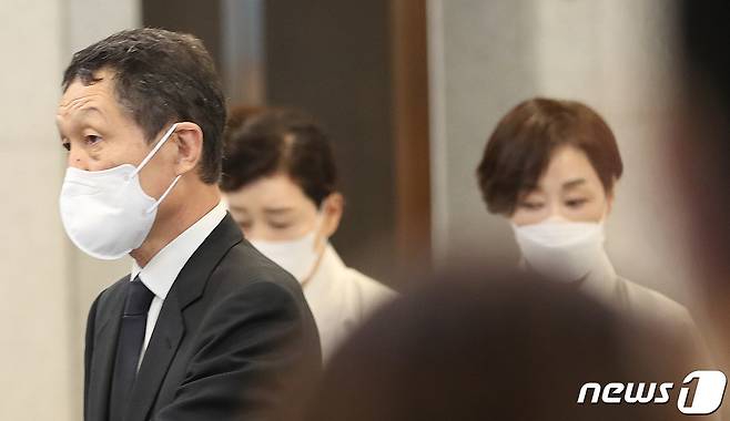고(故) 구자학 아워홈 회장의 영결식이 지난달 15일 오전 서울 송파구 서울아산병원 장례식장에서 엄수되는 가운데 아들 구본성 전 부회장과 딸 구지은 부회장의 모습이 보이고 있다. 2022.5.15/뉴스1 © News1 이성철 기자