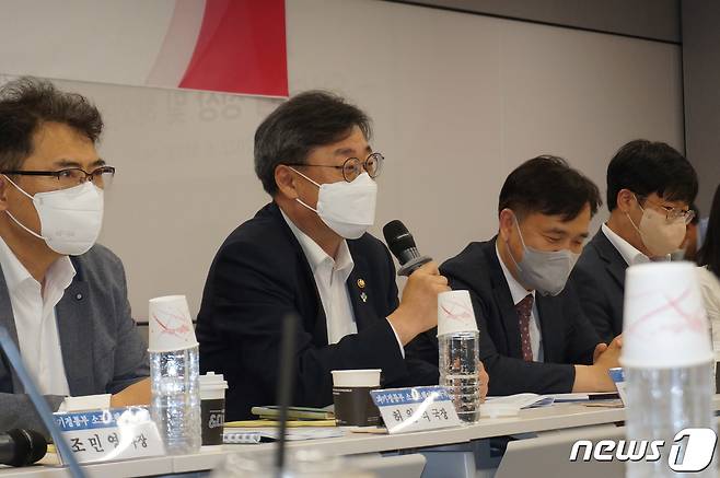 박윤규 과학기술정보통신부 제2차관이 30일 오후 서울 강남구 한국타이어빌딩에서 열린 '제2차 디지털 국정과제 연속 현장 간담회'에서 소프트웨어기업 성장 및 해외진출 지원방안을 논의하고 있다. (과학기술정보통신부 제공) 2022.6.30/뉴스1