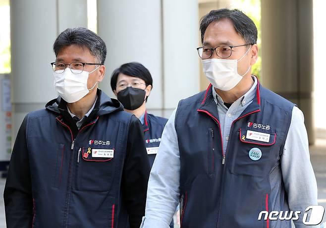 윤택근 민주노총 수석부위원장(오른쪽)과 최국진 조직쟁위실장이 5월4일 오전 구속 전 피의자심문(영장실질심사)을 받기 위해 서울 서초구 서울중앙지법으로 출석하고 있다.  2022.5.4/뉴스1 © News1 박세연 기자