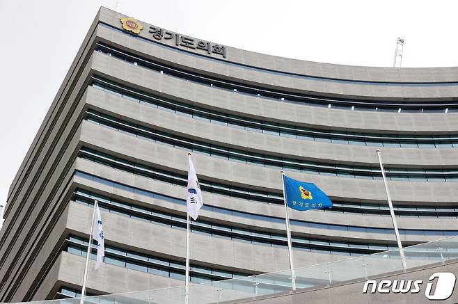 경기도의회가 경기도, 경기도교육청과의 화합을 상징하는 '통합 국기 게양대'를 설치했다.(경기도의회 제공)/© 뉴스1