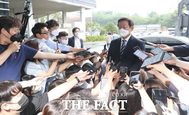 민주당 이재명 의원이 23일 충남 예산군 덕산 리솜리조트에서 열린 국회의원 워크숍에 참석하며 취재진의 지문에 답하고 있다./ 뉴시스