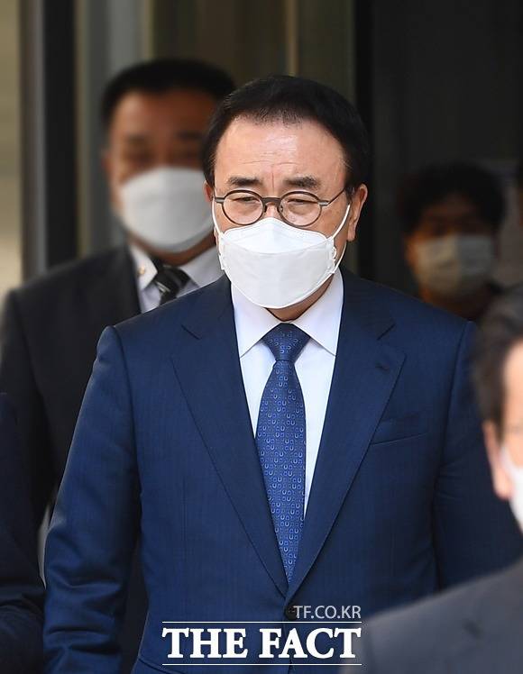 30일 대법원 2부(주심 이동원 대법관)는 업무방해 등 혐의로 기소된 조용병 신한금융그룹 회장의 상고심에서 무죄를 선고한 원심을 확정했다. 사진은 조 회장이 지난해 11월 22일 오후 서울 서초구 서울고등법원에서 열린 채용비리 관련 항소심 선고 공판을 마친 뒤 나오고 있는 모습. /이동률 기자