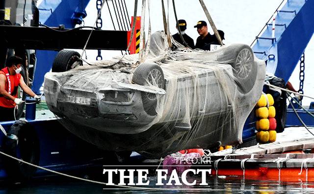 29일 오전 전남 완도군 신지면 송곡항에서 실종된 조유나(10)양의 일가족이 탔던 차량이 그물망에 싸여진 채 인양되고 있다. /뉴시스