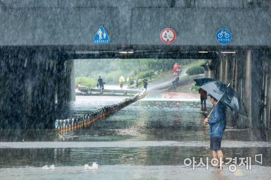 장마 전선의 영향으로 수도권에 호우경보가 발령된 30일 서울 서대문구 불광천 산책로가 침수되고 있다./강진형 기자aymsdream@