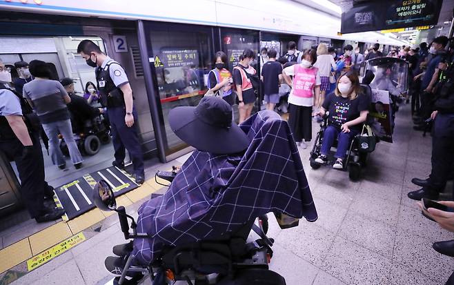 전국장애인차별철폐연대(전장연)가 30일 서울 지하철 4호선 신용산역에서 동대문역사문화공원역(DDP)까지 장애인 권리 예산 보장 등을 요구하며 지하철 승하차 시위를 하고 있다. /남강호 기자