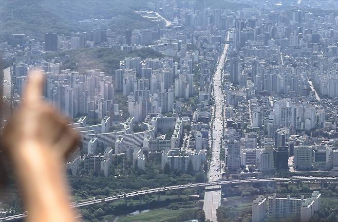 1일 롯데월드타워 전망대 서울스카이에서 바라본 서울 강남 일대의 모습. / 연합뉴스