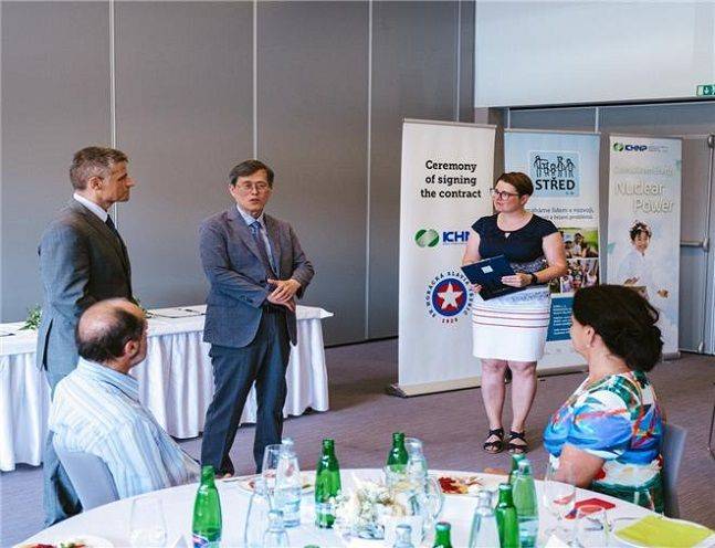 정재훈 한국수력원자력 사장(왼쪽 두 번째)이 지난 29일(현지시간) 체코 신규원전 건설 예정지인 트레비치를 방문했다. 정 사장은 이날 지역 주요인사들을 만나 한국의 우수한 원전 건설 및 운영 능력에 대해 설명하고, 원전 건설 지역과 계속해서 소통, 협력할 것을 약속했다. ⓒ한국수력원자력