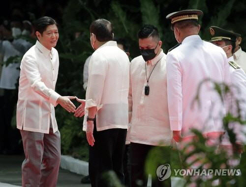 취임식서 악수 나누는 두테르테·마르코스 필리핀 대통령. <EPA=연합뉴스>