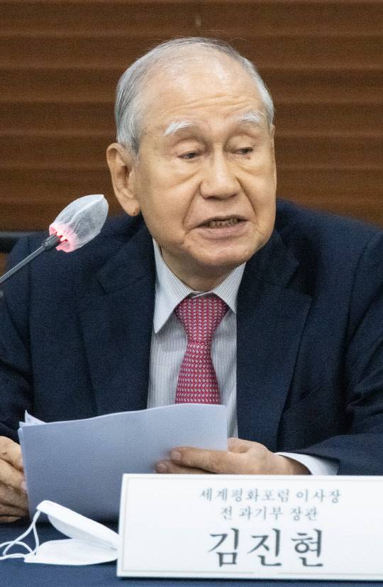 니어재단 창립 15주년 기념 세미나, 김진현 세계평화포럼 이사장. 박동욱기자 fufus@