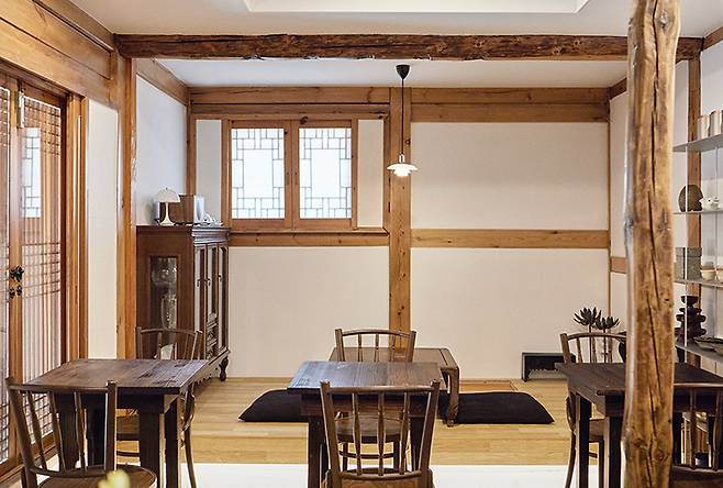 세 번의 리모델링을 거쳐 세 가지 종류의 나무가 사용된 푸드떼의 실내.