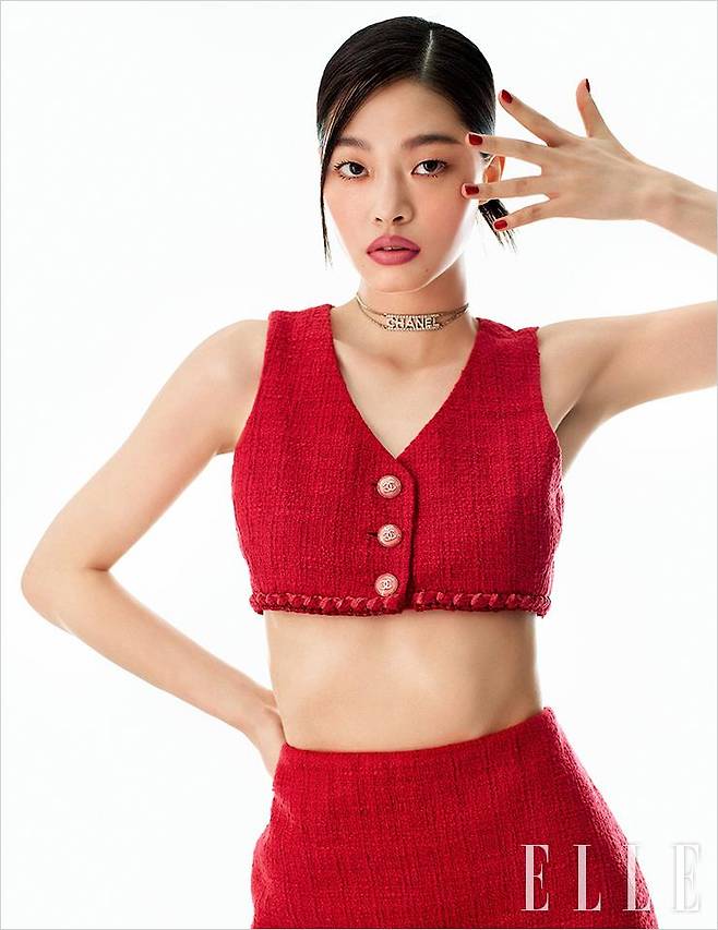 두 가지 컬러의 루쥬 알뤼르 렉스트레로 연출한 옴브레 립 메이크업. 입술 안쪽은 핑크 베이지 컬러인 루쥬 알뤼르 렉스트레, 814로 채우고, 립 라인을 따라 웜 핑크 컬러인 루쥬 알뤼르 렉스트레, 818을 발라 위트 있게 연출한다. 사용 제품은 모두 Chanel. 레드 컬러 톱과 스커트, 목걸이는 모두 Chanel.