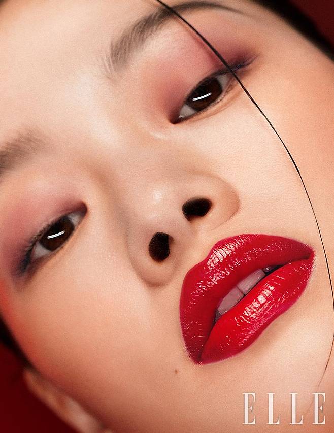 선연한 레드 컬러로 피어오른 아현의 얼굴. 레 꺄트르 옹브르, 268 깡되르 에 엑스뻬리앙스 속 레드 컬러를 눈두덩에 러프하게 터치하고, 루쥬 알뤼르 렉스트레, 854를 풀 립으로 발라 매혹적인 레드 립 완성. 고농축 피그먼트를 함유해 한 번의 터치로 선명하고 강렬한 컬러를 선사한다. 사용 제품은 모두 Chanel.