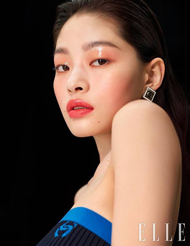 따사로운 햇살을 얼굴에 가득 머금은 듯한 메이크업 룩. N°1 DE CHANEL 레드 까멜리아 립 앤 치크 밤, 4 웨이크-업 핑크로 눈가와 양 볼, 관자놀이까지 원 톤으로 물들이고, 눈두덩에만 글로스를 덧입혀 섬세한 광택감을 표현한다. 루쥬 알뤼르 렉스트레, 848을 입술에 발라 마무리한다. 사용 제품은 모두 Chanel. 톱과 이어링은 모두 Chanel.