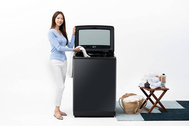 삼성전자 모델이 국내 최대 용량 전자동 세탁기 그랑데 통버블 25Kg 제품을 소개하고 있다.