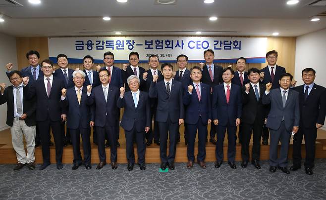 30일 서울 종로구 생명보험교육문화센터에서 열린 보험사 최고경영자 간담회에서 이복현 금융감독원장(앞줄 가운데)이 참석자들과 화이팅을 외치고 있다.