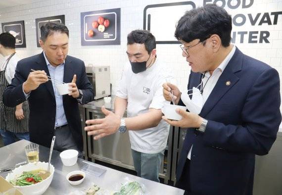 롯데마트 본사에서 강성현 롯데마트 대표(왼쪽 첫 번째)와 조재호 농촌진흥청장(오른쪽 첫 번째)이 ‘농가맛집’ 밀키트 제품을 시식하고 있다. 롯데마트 제공.