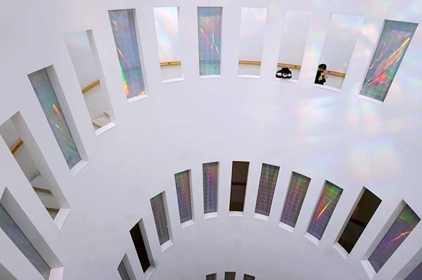 리움미술관 나선형 계단. 무지개가 둥둥 떠다니는 느낌이다.