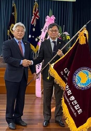 오른쪽이 현광훈 새 회장. 대양주한인회총연합회 제공