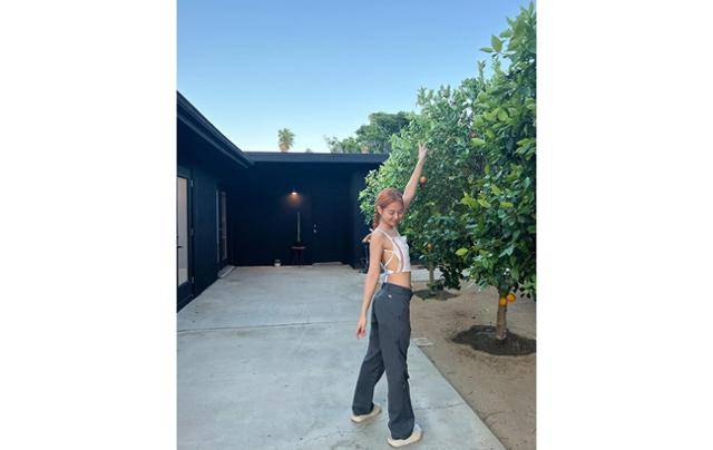 제니가 시원한 휴양지 스타일링을 선보였다. 제니 SNS