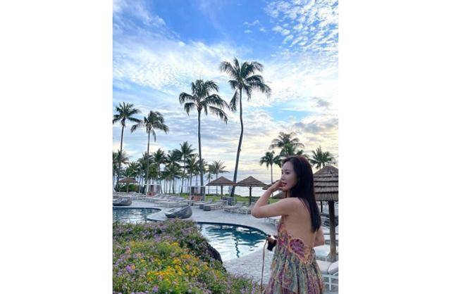 그룹 소녀시대 유리가 휴양지에서 백리스 패션을 선보여 팬들의 이목을 집중시켰다. 유리 SNS