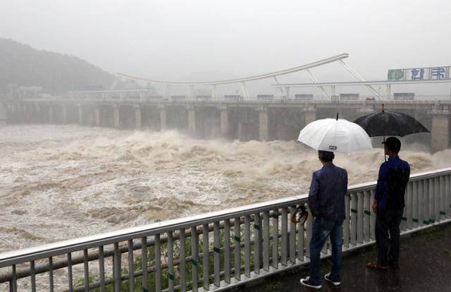 서울 등 수도권 지역에 호우경보가 내려진 30일 경기 하남시 팔당댐 근처에서 시민들이 집중호우로 방류 중인 댐을 보고 있다. 하남=뉴시스