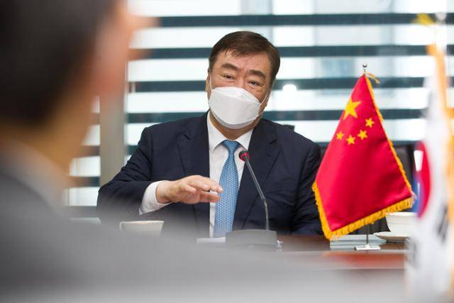 싱하이밍 주한중국대사가 24일 서울 중구 서울중앙우체국에서 이종호 과학기술정보통신부 장관과 면담하고 있다. 과학기술정보통신부 제공