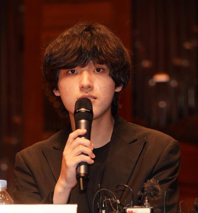 임윤찬이 30일 한국예술종합학교 서초동캠퍼스 이강숙홀에서 열린 반 클라이번 국제 피아노 콩쿠르 우승 기념 기자간담회에서 기자 질문에 답하고 있다. ⓒTaeuk Kang