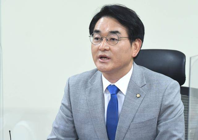 박용진 더불어민주당 의원이 30일 오전 국회 의원회관에서 전당대회 당대표 출마 기자회견을 하고 있다. 이한호 기자