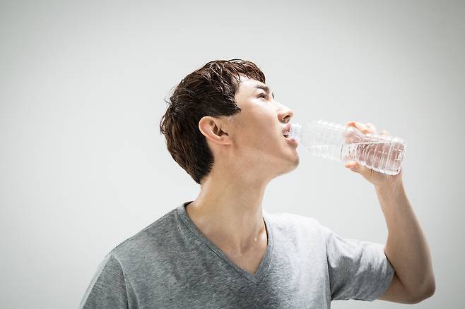 페트병에 든 생수를 입대고 마셨다면, 개봉하자마자 다 마셔야 한다./사진=클립아트코리아