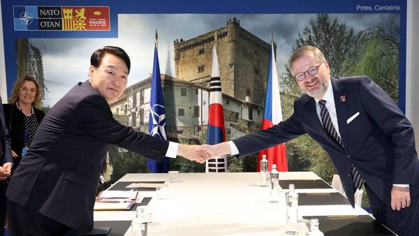 악수하는 한-체코 정상 [사진 제공: 연합뉴스]