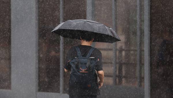 장맛비 쏟아지는 서울역 광장 [사진 제공: 연합뉴스]