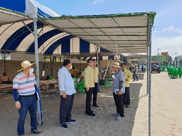 30일 이상헌 제주시 부시장(왼쪽 세 번째)이 이호해수욕장을 방문해 개장 전 사전점검을 하고 있다 [사진=제주시청]