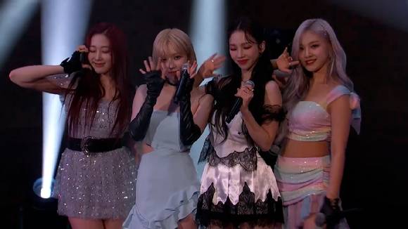 에스파가 미국 ABC 인기 심야 토크쇼 '지미 키멜 라이브'에서 신곡 'Life’s Too Short'를 라이브로 소화한 모습이 공개돼 화제를 모으고 있다. [사진='지미 키멜 라이브' 에스파 'Life’s Too Short' 무대 영상 캡쳐]