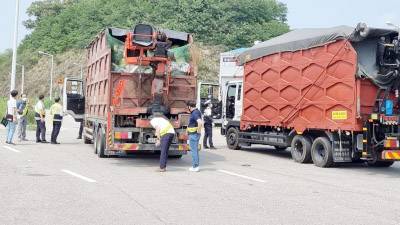 경기도가 국토관리사무소 등 유관기관과 합동으로 국도 45호선을 운행한 적재차량을 단속하고 있다. [사진=경기도청]