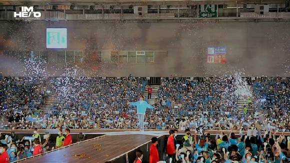 임영웅의 전국투어 콘서트 'IM HERO' 실황 영상이 공개돼 관심을 모으고 있다. [사진=임영웅 콘서트 'IM HERO' 실황 영상 캡쳐]