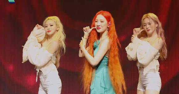 선미의 새 디지털 싱글 '열이올라요(Heart Burn)' 팬 쇼케이스 무대 가로 직캠 영상이 공개돼 관심을 모으고 있다. [사진=선미 '열이올라요' 가로 직캠 영상 캡쳐]