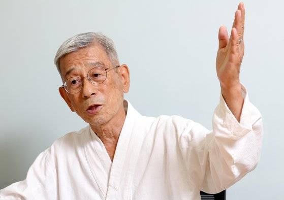 지난달 퇴임한 원불교 권도갑 교무는 45년간 마음공부를 파고들며 가족 문제 해결에 앞장서 왔다. 그는 부부들에게 “상대방의 결점을 보는 게 아니다. 상대방을 통해서 나의 결점을 보는 것”이라고 말한다. 강정현 기자