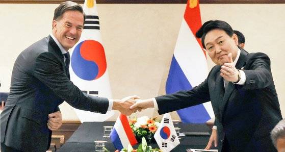 윤석열 대통령과 마르크 뤼터 네덜란드 총리가 29일(현지시간) 스페인 마드리드 시내 호텔에서 열린 한-네덜란드 정상회담에서 악수를 하고 있다. 마드리드=대통령실 사진기자단